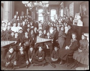 Grupo de jóvenes hombres y mujeres posando en el Instituto del Pueblo, Nueva York, 1905